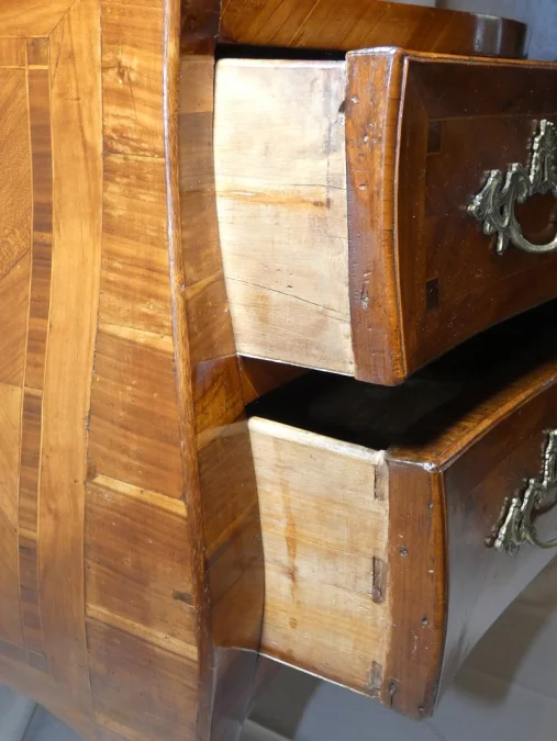 Commode Napolitaine sauteuse marquetée , époque 1ère moitié du 18 ème siècle Italie