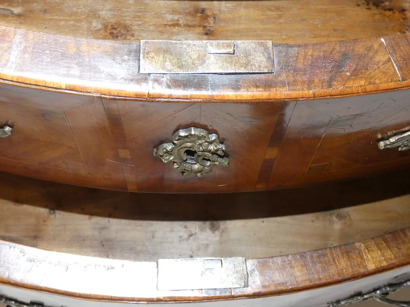 Commode Napolitaine sauteuse marquetée , époque 1ère moitié du 18 ème siècle Italie