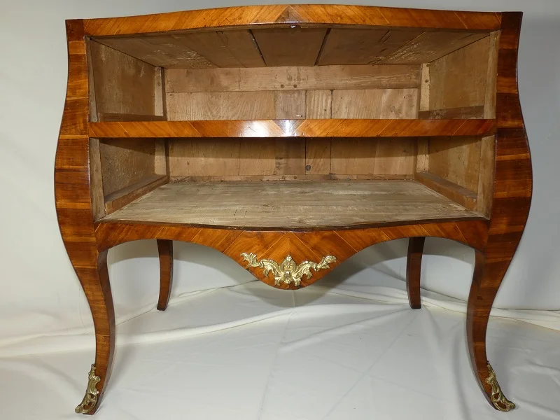 Commode Napolitaine sauteuse marquetée , époque 1ère moitié du 18 ème siècle Italie