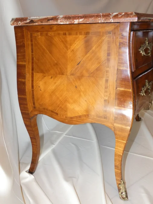 Commode Napolitaine sauteuse marquetée , époque 1ère moitié du 18 ème siècle Italie