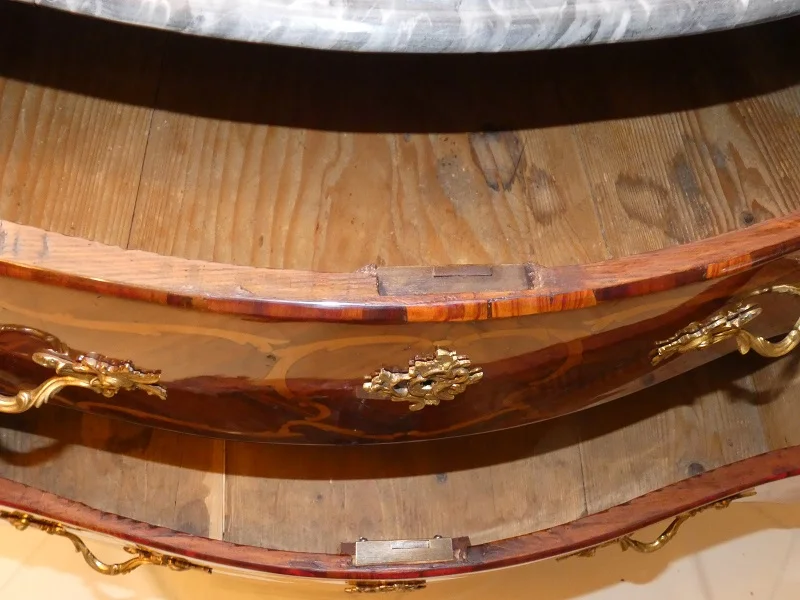 Commode sauteuse attribuée à A.N.COULERU Monbéliard époque Louis XV 18ème siècle