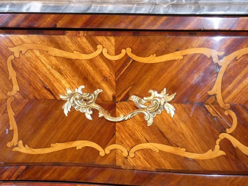 Commode sauteuse attribuée à A.N.COULERU Monbéliard époque Louis XV 18ème siècle