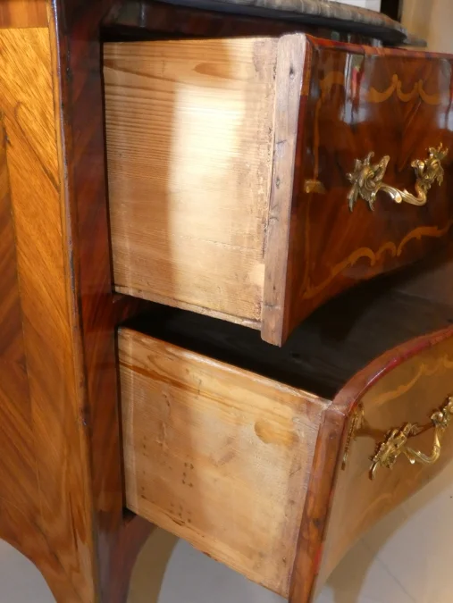 Commode sauteuse attribuée à A.N.COULERU Monbéliard époque Louis XV 18ème siècle