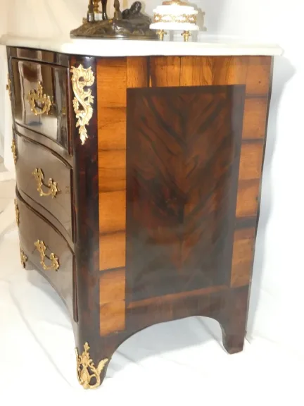 Commode galbée et marquetée d'époque Louis XV par jean-Charles ELLAUME 1714-1763 — Excellent état