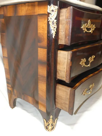 Commode galbée et marquetée d'époque Louis XV par jean-Charles ELLAUME 1714-1763 — Excellent état
