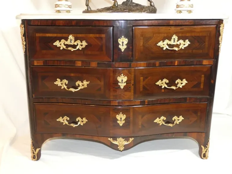 Commode galbée et marquetée d'époque Louis XV par jean-Charles ELLAUME 1714-1763 — Excellent état