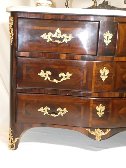 Commode galbée et marquetée d'époque Louis XV par jean-Charles ELLAUME 1714-1763 — Excellent état