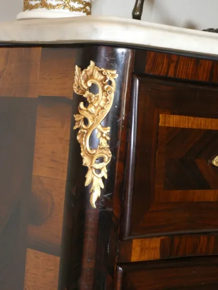 Commode galbée et marquetée d'époque Louis XV par jean-Charles ELLAUME 1714-1763 — Excellent état