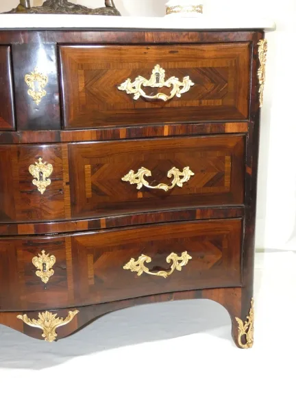 Commode galbée et marquetée d'époque Louis XV par jean-Charles ELLAUME 1714-1763 — Excellent état