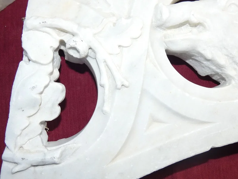 éléments d'architecture sculpté , marbre 18ème( rampe d'escalier ) thème Vénerie