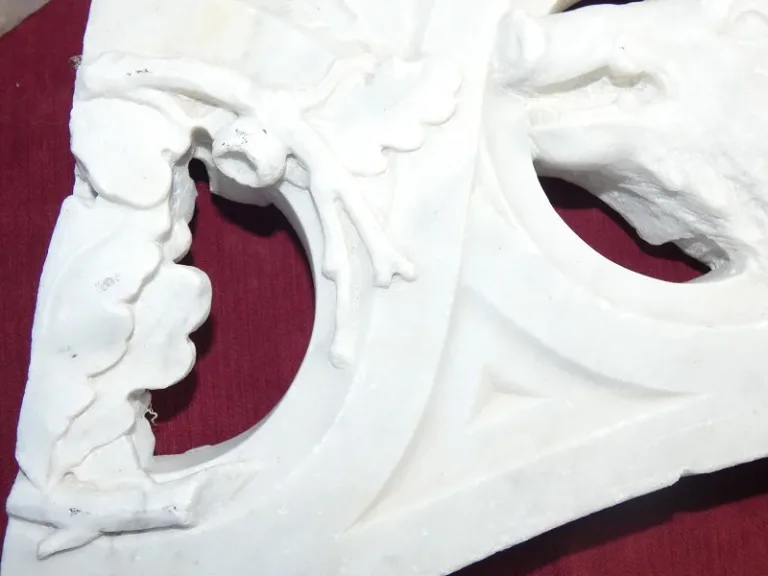 éléments d'architecture sculpté , marbre 18ème( rampe d'escalier ) thème Vénerie