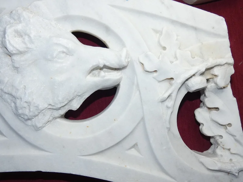 éléments d'architecture sculpté , marbre 18ème( rampe d'escalier ) thème Vénerie
