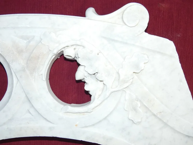 éléments d'architecture sculpté , marbre 18ème( rampe d'escalier ) thème Vénerie