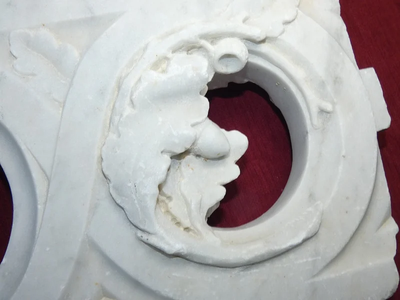 éléments d'architecture sculpté , marbre 18ème( rampe d'escalier ) thème Vénerie