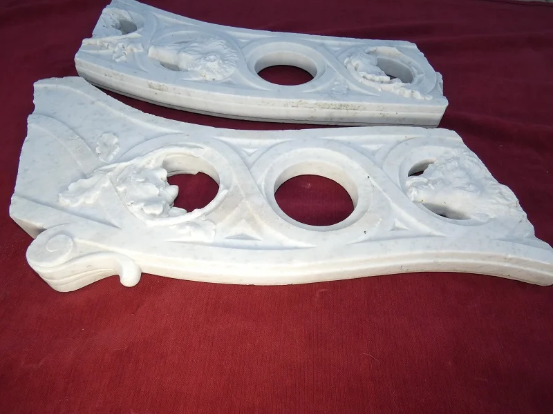 éléments d'architecture sculpté , marbre 18ème( rampe d'escalier ) thème Vénerie
