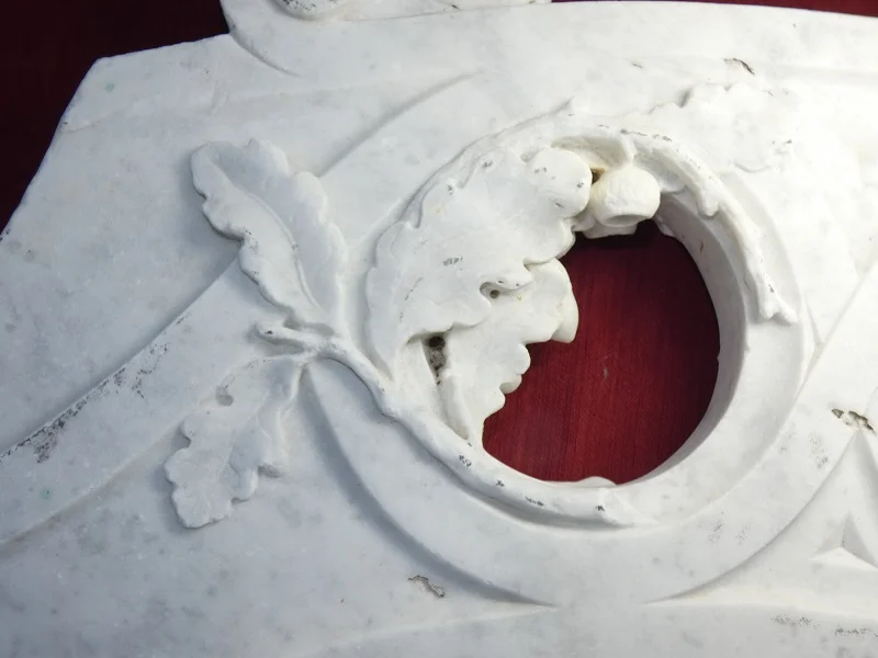 éléments d'architecture sculpté , marbre 18ème( rampe d'escalier ) thème Vénerie