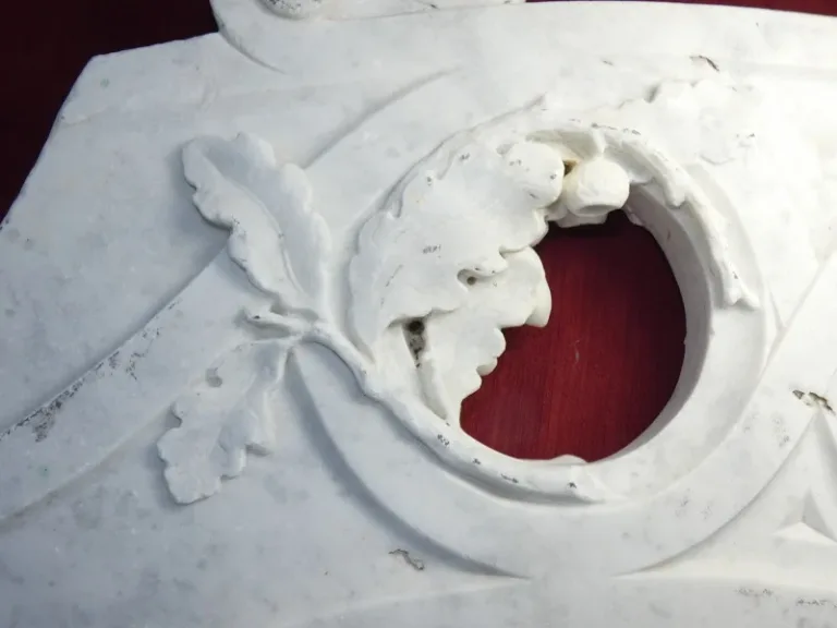 éléments d'architecture sculpté , marbre 18ème( rampe d'escalier ) thème Vénerie