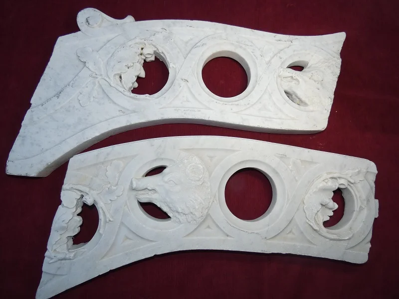 éléments d'architecture sculpté , marbre 18ème( rampe d'escalier ) thème Vénerie