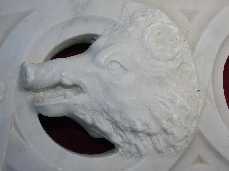 éléments d'architecture sculpté , marbre 18ème( rampe d'escalier ) thème Vénerie