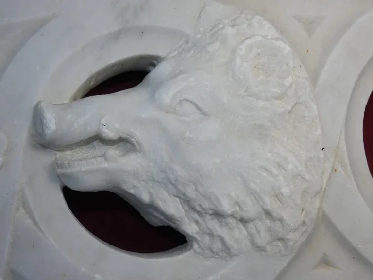 éléments d'architecture sculpté , marbre 18ème( rampe d'escalier ) thème Vénerie