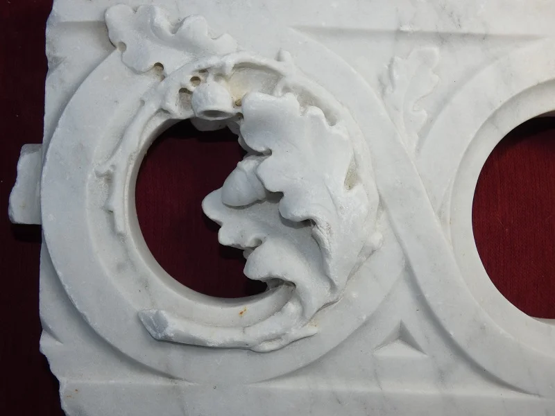 éléments d'architecture sculpté , marbre 18ème( rampe d'escalier ) thème Vénerie