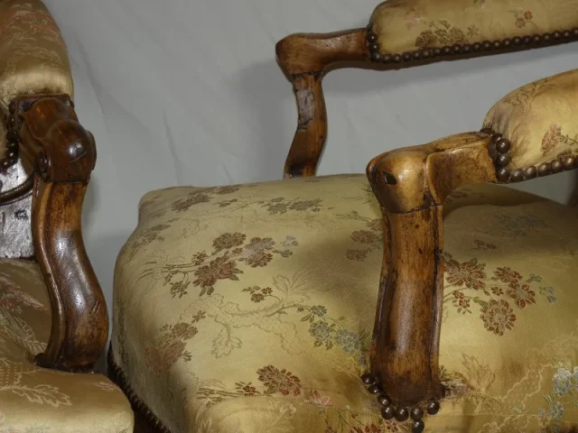 Paire de fauteuils d'époque Régence début 18e siècle en noyer