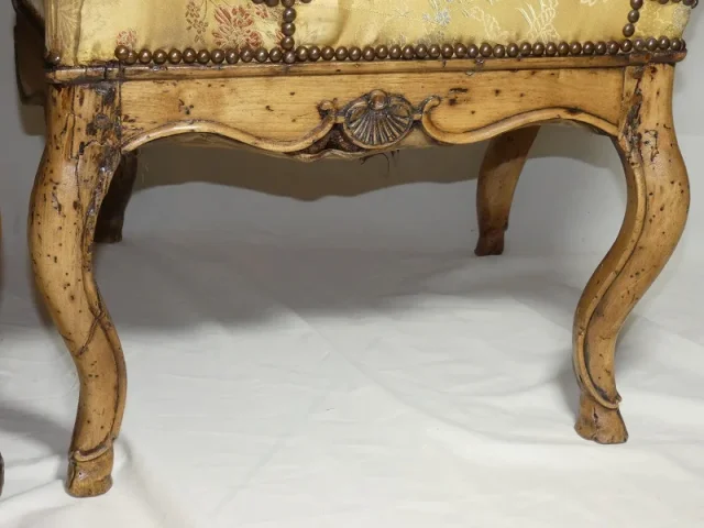 Paire de fauteuils d'époque Régence début 18e siècle en noyer