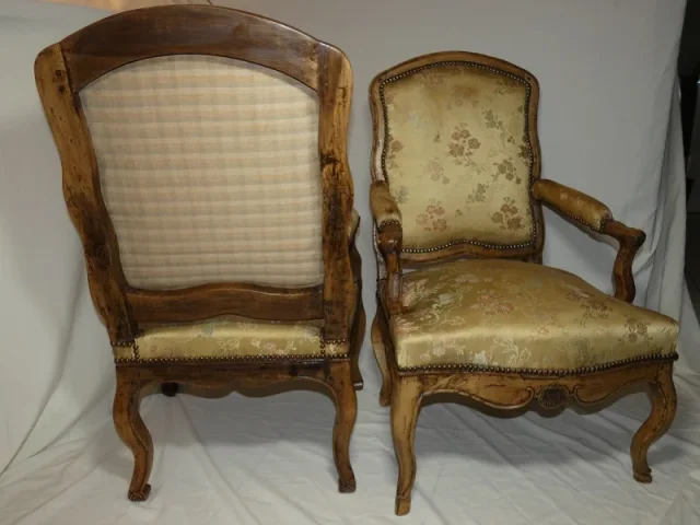 Paire de fauteuils d'époque Régence début 18e siècle en noyer