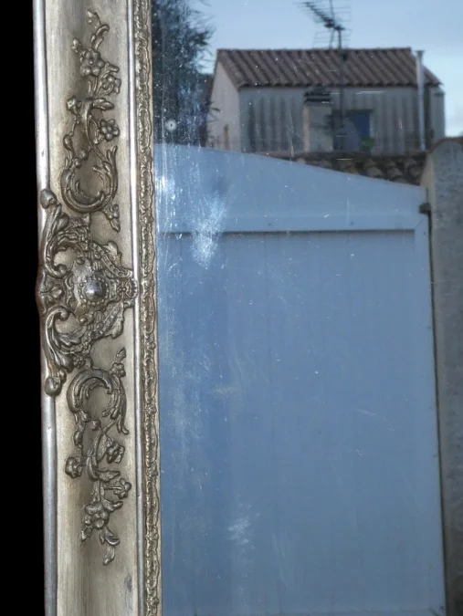 Grand miroir doré à la feuille d'argent époque Restauration vers 1830