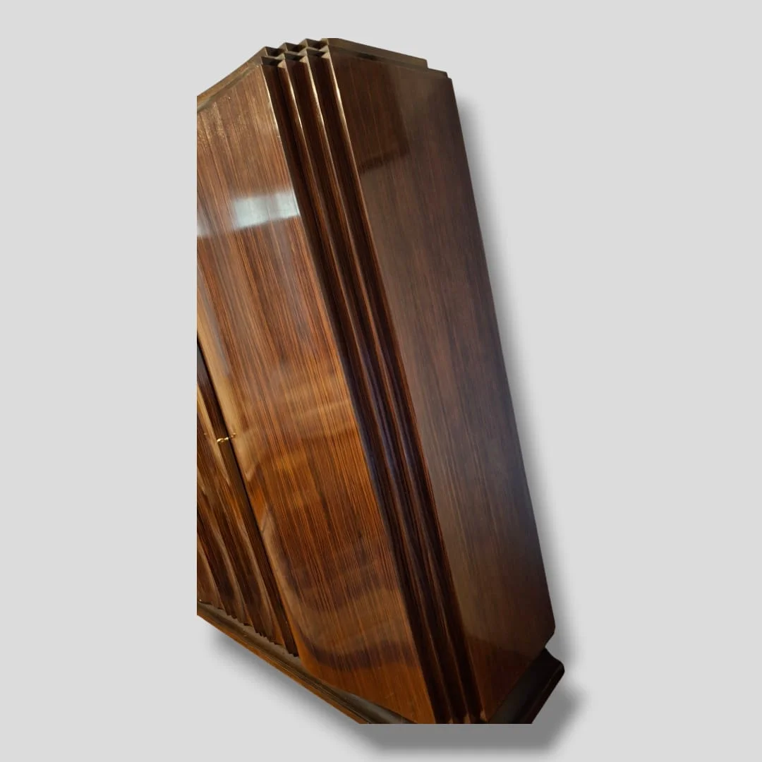 KLEIDERSCHRANK IM ART DECO-STIL