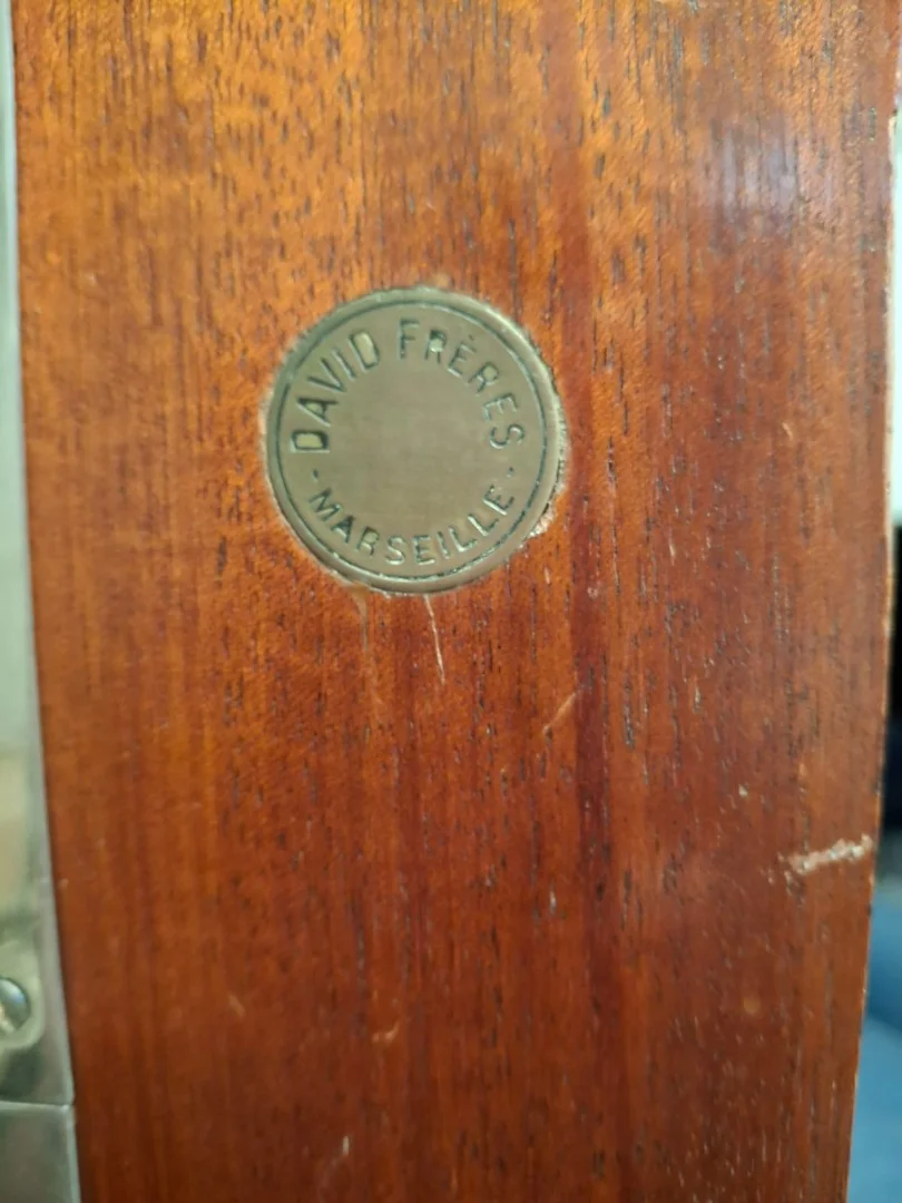 KLEIDERSCHRANK IM ART DECO-STIL