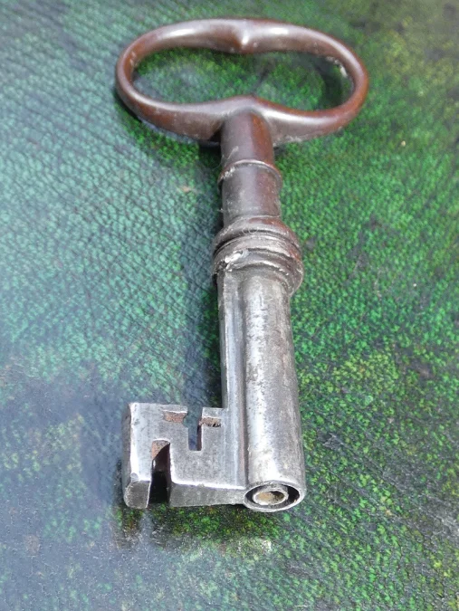 Secrétaire à portes en bois d'Amarante sur chêne- 19ème siècle vers 1800-1820