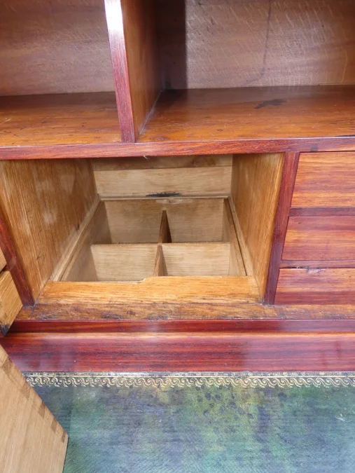 Secrétaire à portes en bois d'Amarante sur chêne- 19ème siècle vers 1800-1820