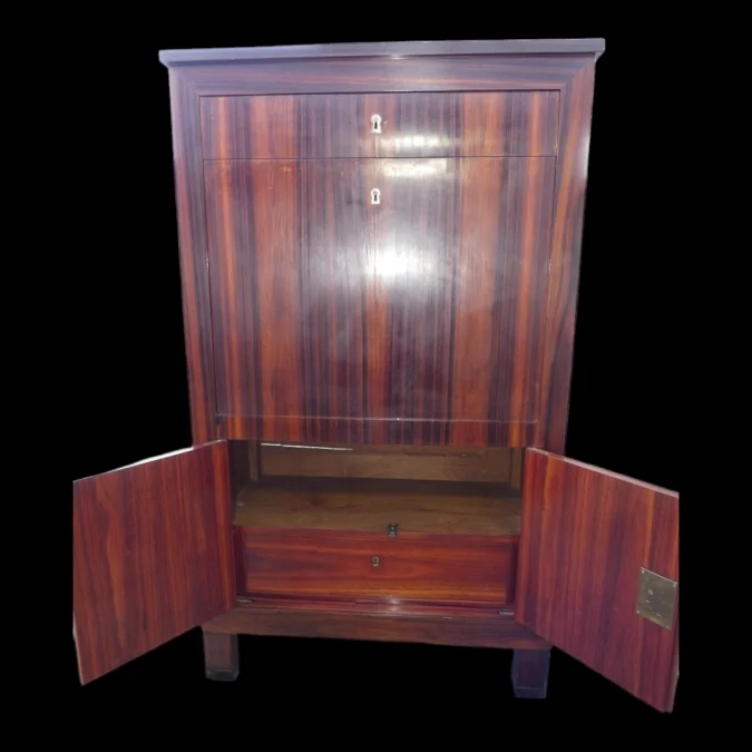 Secrétaire à portes en bois d'Amarante sur chêne- 19ème siècle vers 1800-1820