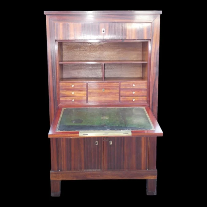 Secrétaire à portes en bois d'Amarante sur chêne- 19ème siècle vers 1800-1820