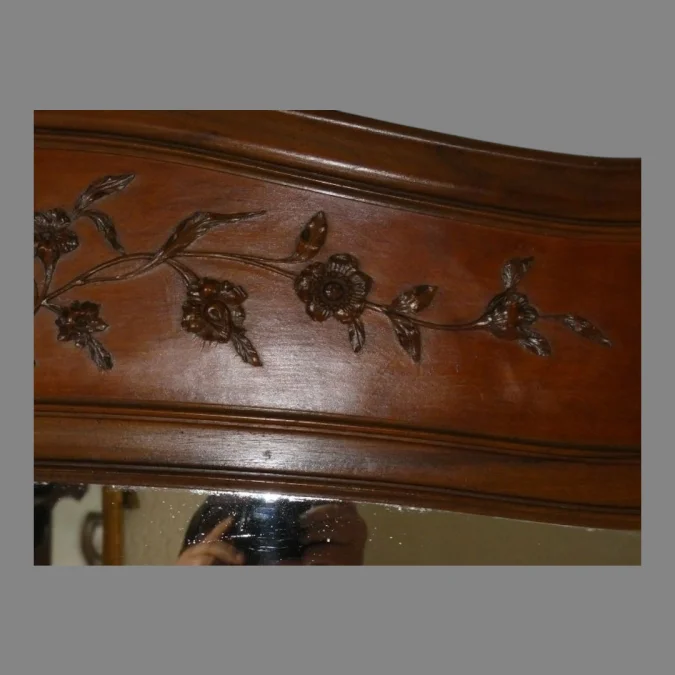 Grand miroir d'époque Art Nouveau en noyer sculpté a décor de fleurs vers 1900