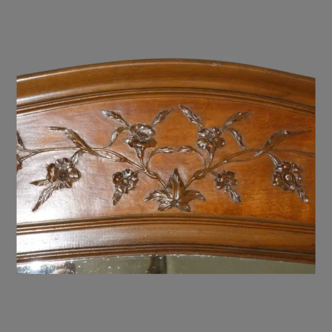 Grand miroir d'époque Art Nouveau en noyer sculpté a décor de fleurs vers 1900