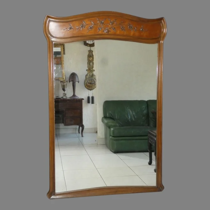 Grand miroir d'époque Art Nouveau en noyer sculpté a décor de fleurs vers 1900