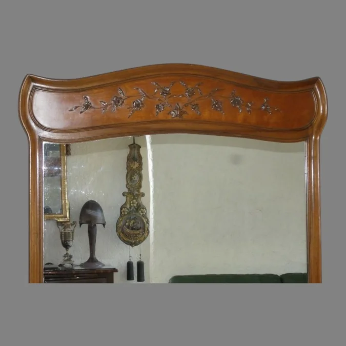 Grand miroir d'époque Art Nouveau en noyer sculpté a décor de fleurs vers 1900