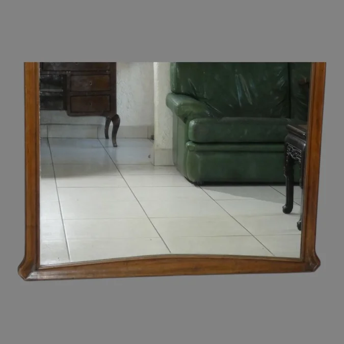 Grand miroir d'époque Art Nouveau en noyer sculpté a décor de fleurs vers 1900