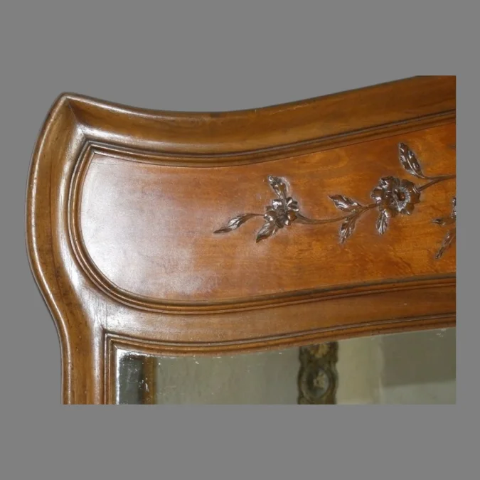 Grand miroir d'époque Art Nouveau en noyer sculpté a décor de fleurs vers 1900