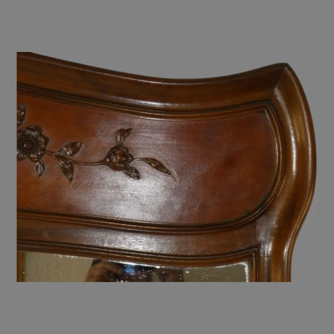Grand miroir d'époque Art Nouveau en noyer sculpté a décor de fleurs vers 1900