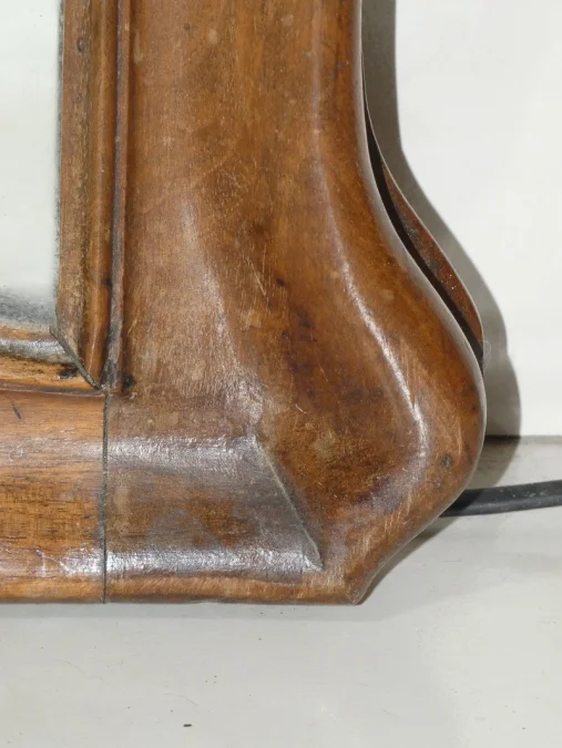 Grand miroir d'époque Art Nouveau en noyer sculpté a décor de fleurs vers 1900