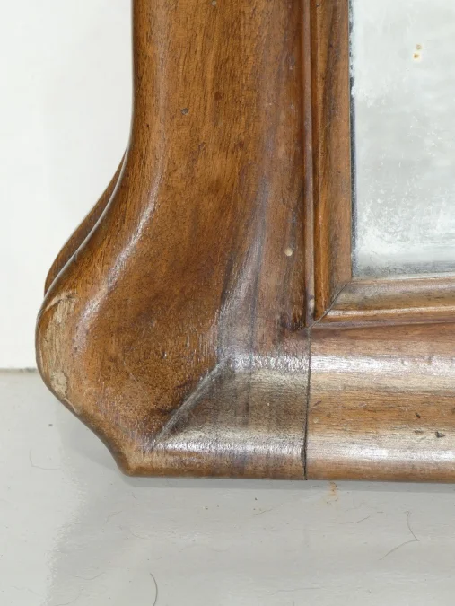 Grand miroir d'époque Art Nouveau en noyer sculpté a décor de fleurs vers 1900