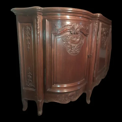 Bahut enfilade sculptée et galbée 4 portes de style Régence noyer années 1930