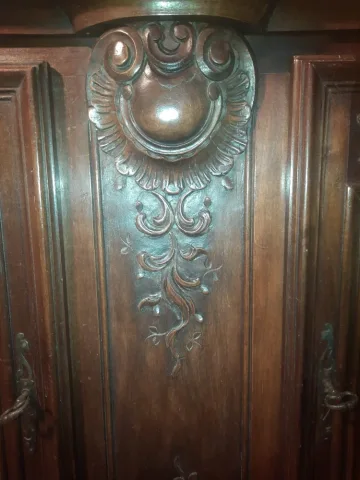 Bahut enfilade sculptée et galbée 4 portes de style Régence noyer années 1930