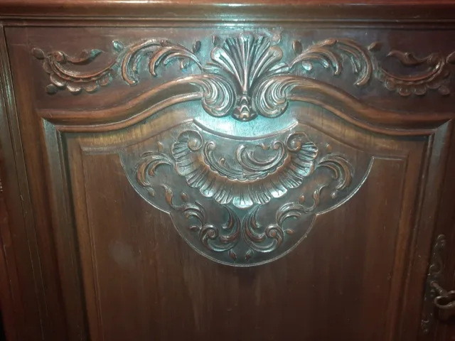 Bahut enfilade sculptée et galbée 4 portes de style Régence noyer années 1930