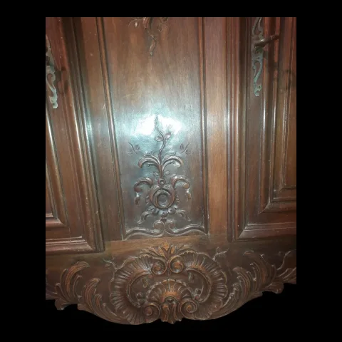 Bahut enfilade sculptée et galbée 4 portes de style Régence noyer années 1930