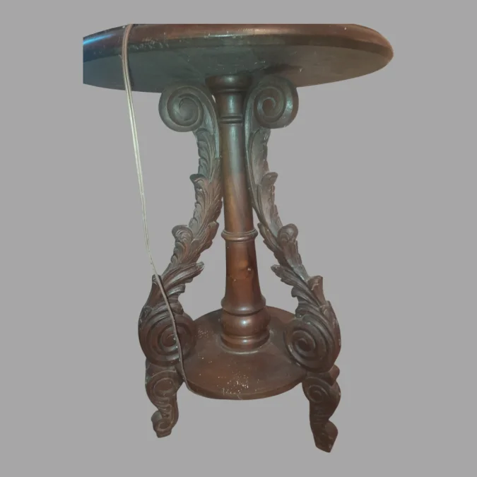 Lampadaire guéridon style Régence sculpté en noyer des années 1930