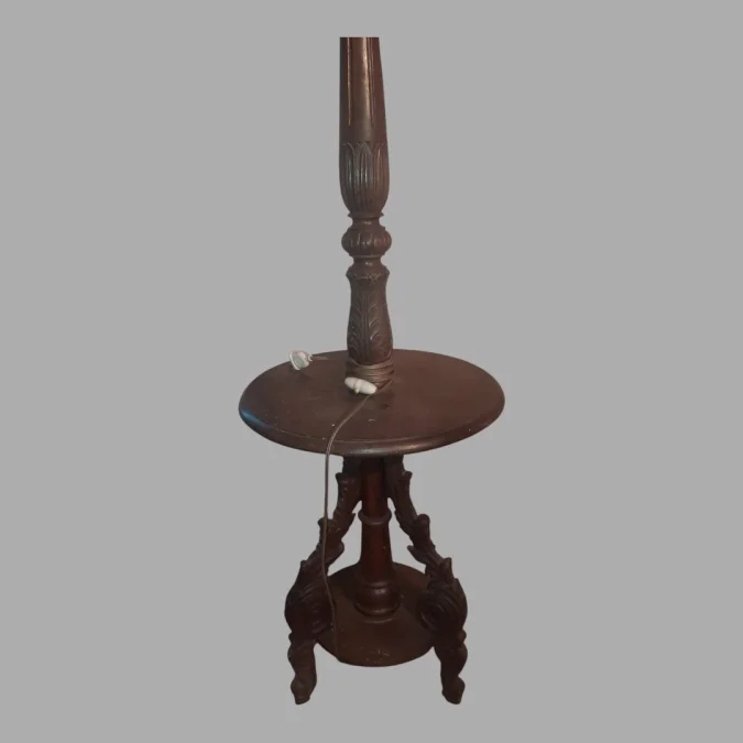 Lampadaire guéridon style Régence sculpté en noyer des années 1930